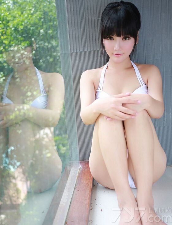 这位性感美女在泰国旅游期间拍摄了一组比基尼写真，一双无辜的大眼睛仿佛是坠落凡间的天使，下面就一起来欣赏这组唯美比基尼图片，万般娇美如刚刚盛开的花朵哦。
