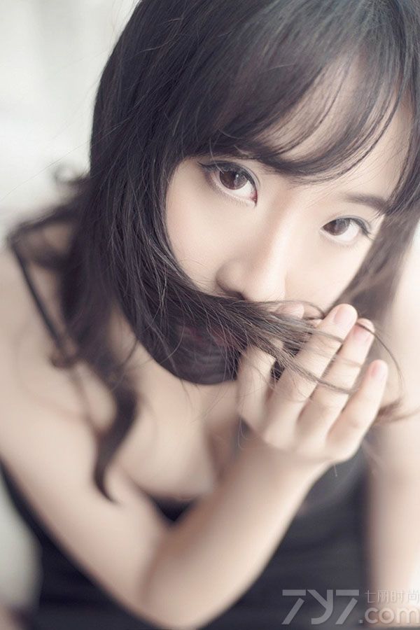 这组大眼美女性感写真图片，穿着魅惑黑色睡衣展示出野性诱惑，白皙肌肤被衬托得水嫩透明，性感长腿更是致命的焦点，傲人丰满美胸更是引爆眼球，太过致命诱人的画面令人无法抗拒，分享大眼美女性感写真图片，美胸事业线太过诱人致命。