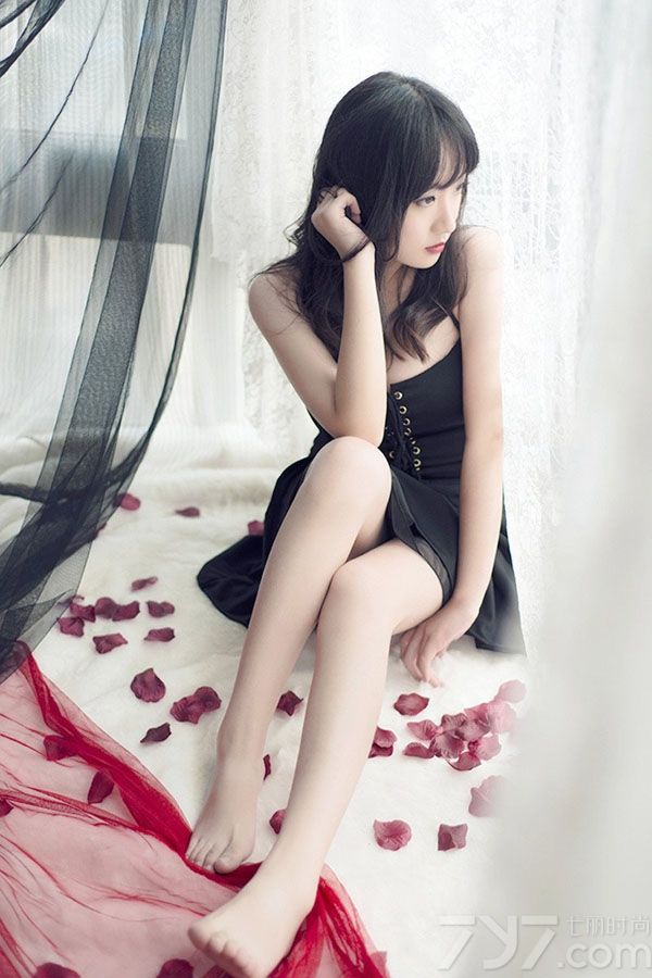 这组大眼美女性感写真图片，穿着魅惑黑色睡衣展示出野性诱惑，白皙肌肤被衬托得水嫩透明，性感长腿更是致命的焦点，傲人丰满美胸更是引爆眼球，太过致命诱人的画面令人无法抗拒，分享大眼美女性感写真图片，美胸事业线太过诱人致命。