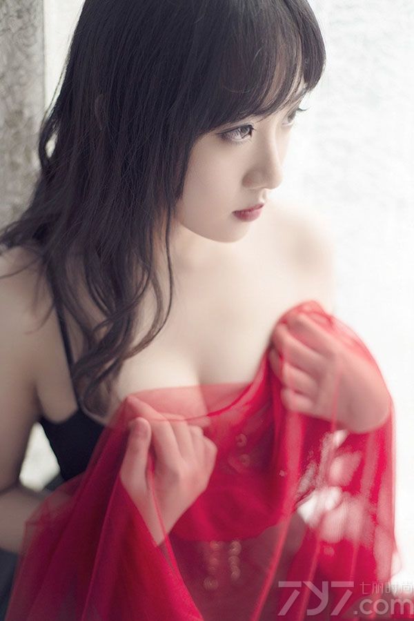 这组大眼美女性感写真图片，穿着魅惑黑色睡衣展示出野性诱惑，白皙肌肤被衬托得水嫩透明，性感长腿更是致命的焦点，傲人丰满美胸更是引爆眼球，太过致命诱人的画面令人无法抗拒，分享大眼美女性感写真图片，美胸事业线太过诱人致命。