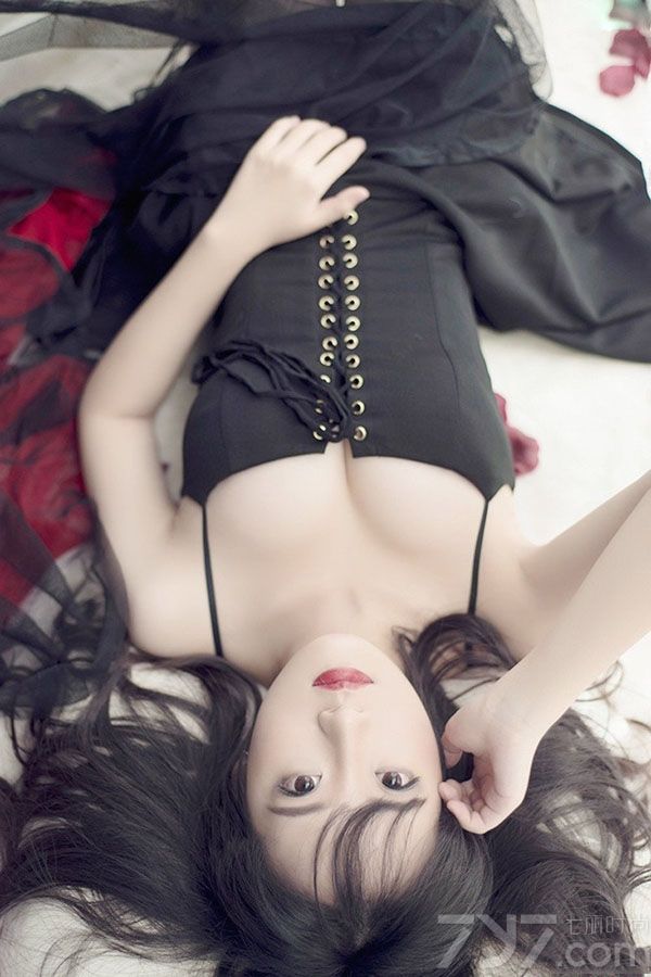 这组大眼美女性感写真图片，穿着魅惑黑色睡衣展示出野性诱惑，白皙肌肤被衬托得水嫩透明，性感长腿更是致命的焦点，傲人丰满美胸更是引爆眼球，太过致命诱人的画面令人无法抗拒，分享大眼美女性感写真图片，美胸事业线太过诱人致命。