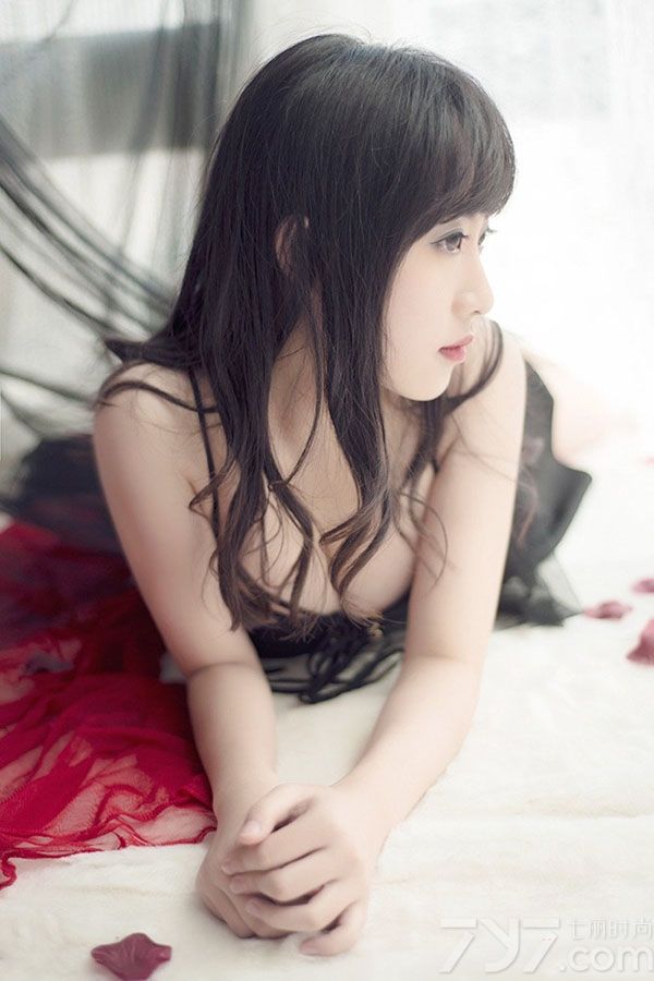 这组大眼美女性感写真图片，穿着魅惑黑色睡衣展示出野性诱惑，白皙肌肤被衬托得水嫩透明，性感长腿更是致命的焦点，傲人丰满美胸更是引爆眼球，太过致命诱人的画面令人无法抗拒，分享大眼美女性感写真图片，美胸事业线太过诱人致命。