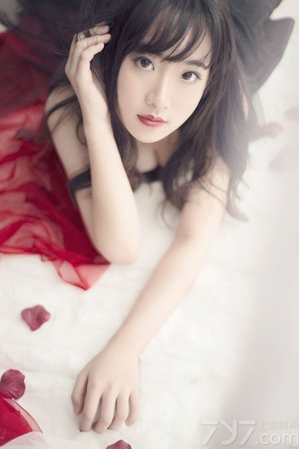 这组大眼美女性感写真图片，穿着魅惑黑色睡衣展示出野性诱惑，白皙肌肤被衬托得水嫩透明，性感长腿更是致命的焦点，傲人丰满美胸更是引爆眼球，太过致命诱人的画面令人无法抗拒，分享大眼美女性感写真图片，美胸事业线太过诱人致命。