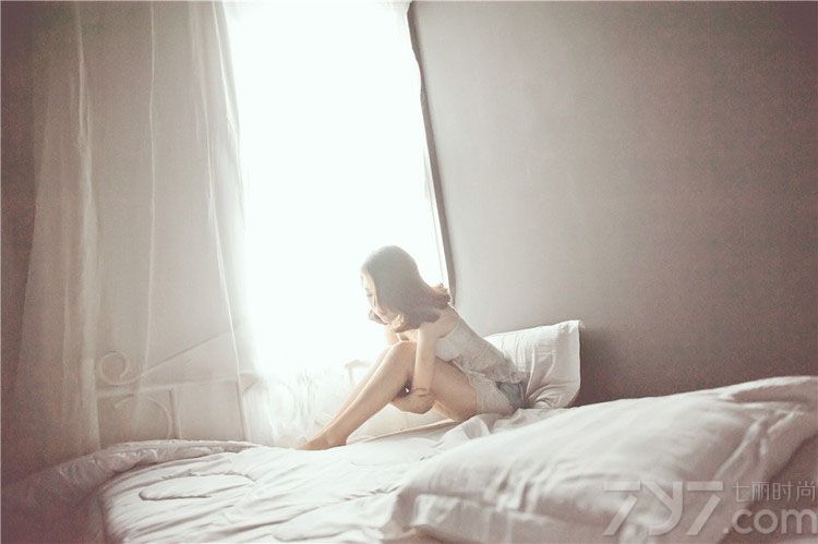 这组性感少妇室内私房写真图片，用稍显透视的白纱展示出一种诱惑的朦胧感，白皙肌肤与丰润红唇也是诱惑的焦点，性感长腿以及美背诱惑令人目不转睛，分享性感少妇私房写真图片，看朦胧白纱尽显迷醉的诱惑。