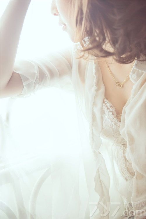 这组性感少妇室内私房写真图片，用稍显透视的白纱展示出一种诱惑的朦胧感，白皙肌肤与丰润红唇也是诱惑的焦点，性感长腿以及美背诱惑令人目不转睛，分享性感少妇私房写真图片，看朦胧白纱尽显迷醉的诱惑。