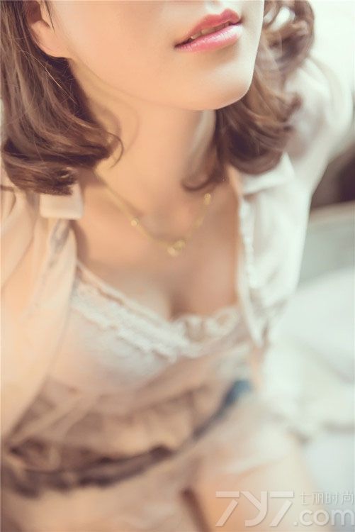 这组性感少妇室内私房写真图片，用稍显透视的白纱展示出一种诱惑的朦胧感，白皙肌肤与丰润红唇也是诱惑的焦点，性感长腿以及美背诱惑令人目不转睛，分享性感少妇私房写真图片，看朦胧白纱尽显迷醉的诱惑。