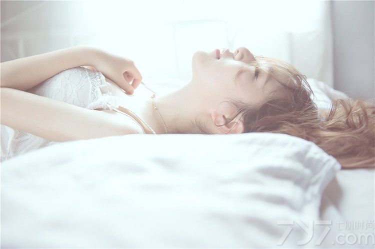 这组性感少妇室内私房写真图片，用稍显透视的白纱展示出一种诱惑的朦胧感，白皙肌肤与丰润红唇也是诱惑的焦点，性感长腿以及美背诱惑令人目不转睛，分享性感少妇私房写真图片，看朦胧白纱尽显迷醉的诱惑。