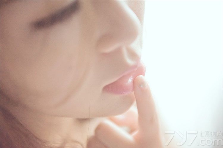 这组性感少妇室内私房写真图片，用稍显透视的白纱展示出一种诱惑的朦胧感，白皙肌肤与丰润红唇也是诱惑的焦点，性感长腿以及美背诱惑令人目不转睛，分享性感少妇私房写真图片，看朦胧白纱尽显迷醉的诱惑。