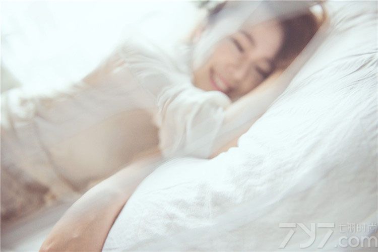 这组性感少妇室内私房写真图片，用稍显透视的白纱展示出一种诱惑的朦胧感，白皙肌肤与丰润红唇也是诱惑的焦点，性感长腿以及美背诱惑令人目不转睛，分享性感少妇私房写真图片，看朦胧白纱尽显迷醉的诱惑。