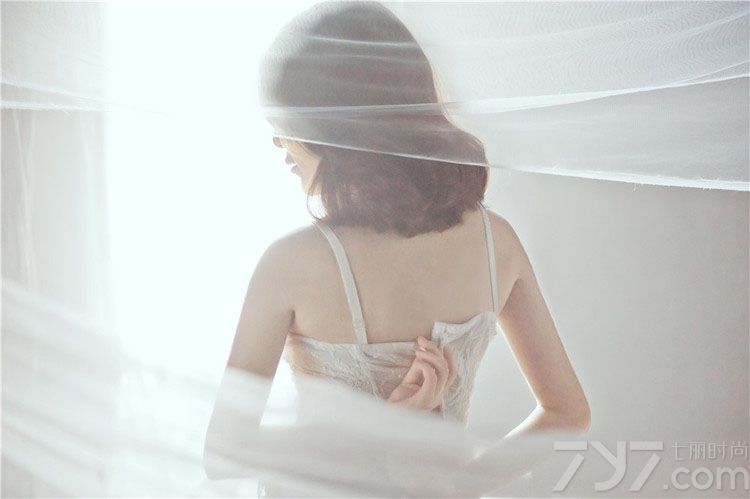 这组性感少妇室内私房写真图片，用稍显透视的白纱展示出一种诱惑的朦胧感，白皙肌肤与丰润红唇也是诱惑的焦点，性感长腿以及美背诱惑令人目不转睛，分享性感少妇私房写真图片，看朦胧白纱尽显迷醉的诱惑。