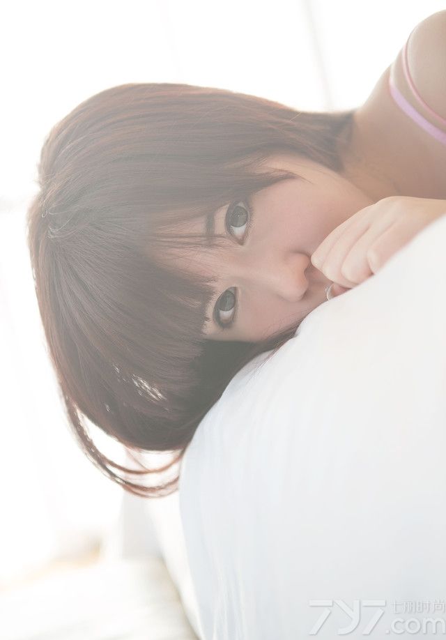 秋日的清晨难得有一丝温暖的阳光，雪白的肌肤让人忍不住想要去触碰，慵懒杂乱的头发迎接了这个温暖的早晨，粉红色的波点睡衣可爱至极，但是掩盖不了小美女丰满的胸部。她在床沿边嬉戏打闹，内衣带悄悄滑落下来，十分诱惑，下面一起来看看娇羞90后美女性感图片，清爽早晨慵懒魅惑写真。