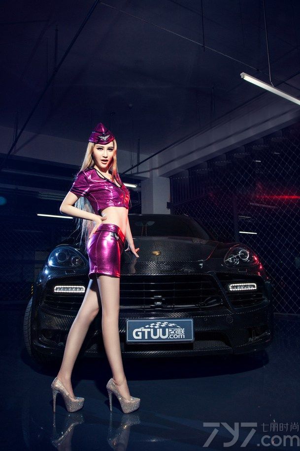 张雅琦，性感车模，因为较好的长相及完美的身材受到广大网友们的喜爱。今天为大家分享她的最新性感写真图，身穿充满诱惑的紫色炫彩军装短裙套装,露出白皙丰胸及柳腰美腿，散发出一种极致的诱惑气息,让猛兽们心血沸腾。