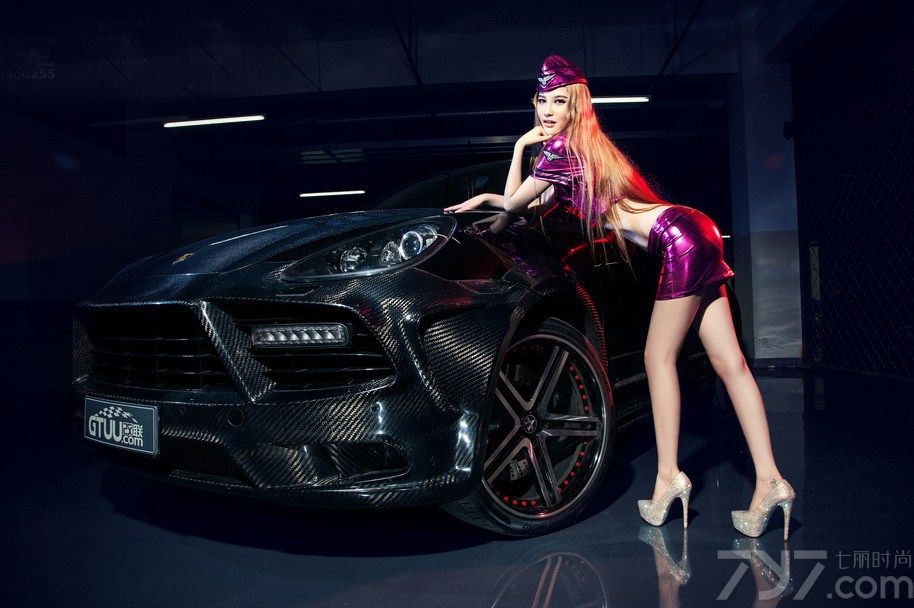 张雅琦，性感车模，因为较好的长相及完美的身材受到广大网友们的喜爱。今天为大家分享她的最新性感写真图，身穿充满诱惑的紫色炫彩军装短裙套装,露出白皙丰胸及柳腰美腿，散发出一种极致的诱惑气息,让猛兽们心血沸腾。