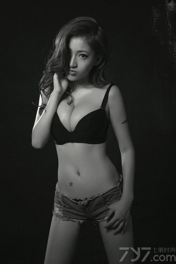 冷气渐渐来临，整天的呆在室内不想出门。今天为大家分享一组激情私房写真图片，为你提提神。精致的五官，身穿黑色内衣+帅气牛仔短裤，露出丰满巨乳有小蛮腰，狂野的冷艳气质让人心跳加速，根本停不下来。