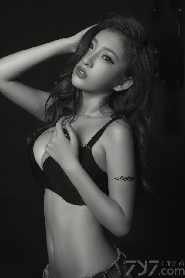 冷气渐渐来临，整天的呆在室内不想出门。今天为大家分享一组激情私房写真图片，为你提提神。精致的五官，身穿黑色内衣+帅气牛仔短裤，露出丰满巨乳有小蛮腰，狂野的冷艳气质让人心跳加速，根本停不下来。