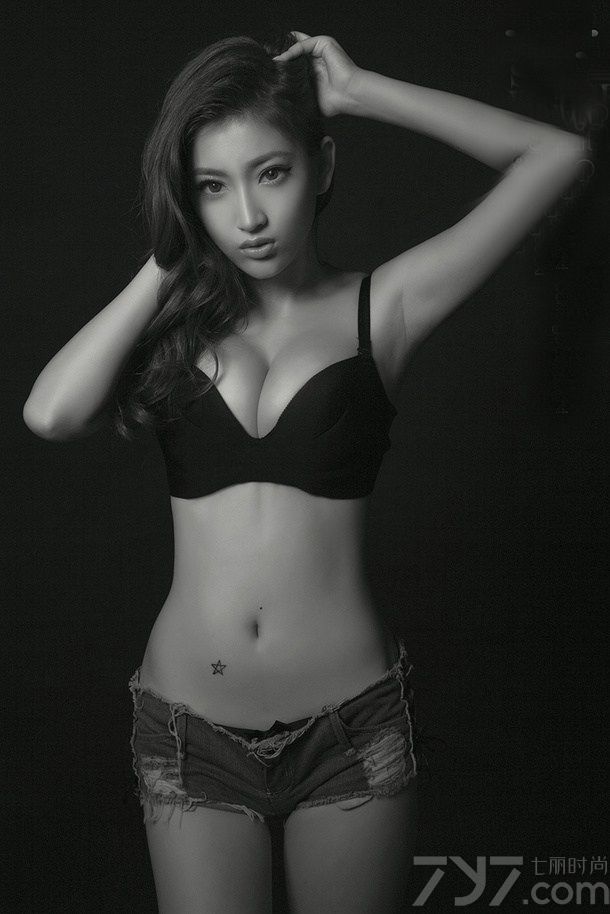 冷气渐渐来临，整天的呆在室内不想出门。今天为大家分享一组激情私房写真图片，为你提提神。精致的五官，身穿黑色内衣+帅气牛仔短裤，露出丰满巨乳有小蛮腰，狂野的冷艳气质让人心跳加速，根本停不下来。