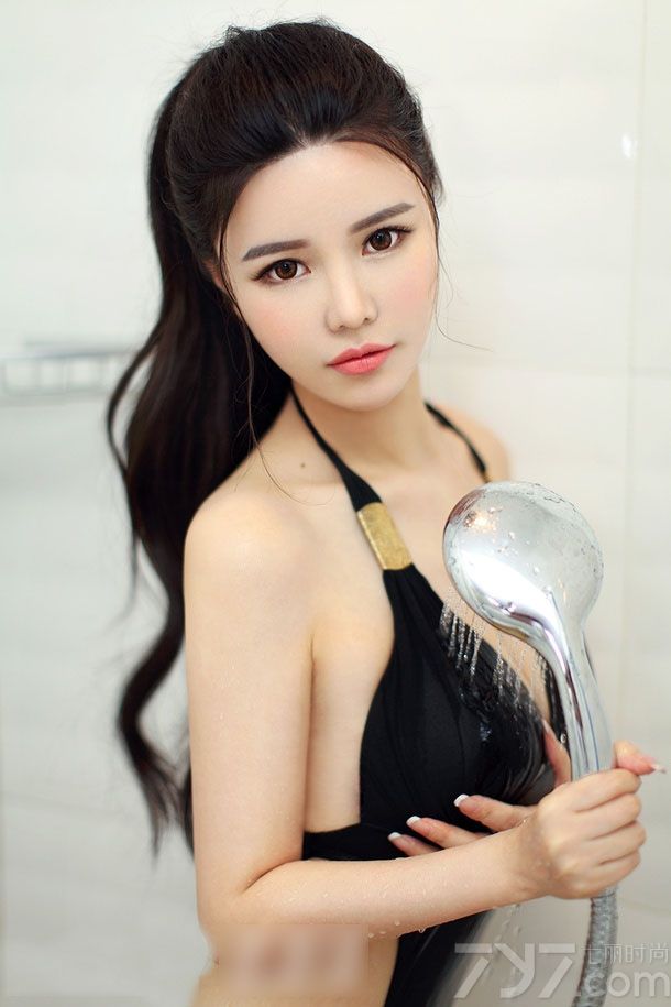 这组气质美女性感比基尼写真图片，当妖娆美女穿着性感黑色比基尼在泳池中拍摄出来的画面，令人怦然心动，特别是白皙肌肤以及性感丰满美胸更是勾人心魂。修长美腿更是一大致命的武器，分享气质美女性感比基尼写真图片，看黑色内衣如何释放湿身诱惑。