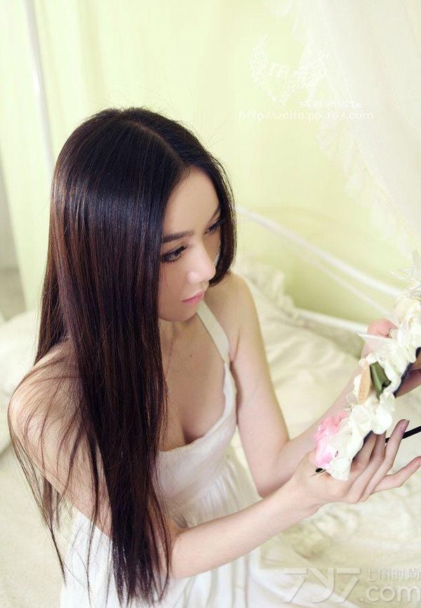 这组梦幻美女性感室内写真图片，用唯美梦幻的一面展示出一种性感诱人的视觉效果，穿着性感睡衣与不经意露出的白皙肌肤，令宅男们难以抵挡致命魅力，白皙丰满美胸更是诱人武器，分享娇柔美女性感写真图片，梦幻诱人释放致命妖娆。