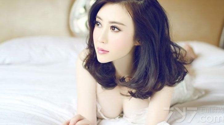 这组梦幻美女性感室内写真图片，用唯美梦幻的一面展示出一种性感诱人的视觉效果，穿着性感睡衣与不经意露出的白皙肌肤，令宅男们难以抵挡致命魅力，白皙丰满美胸更是诱人武器，分享娇柔美女性感写真图片，梦幻诱人释放致命妖娆。