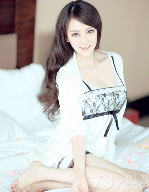 这组梦幻美女性感室内写真图片，用唯美梦幻的一面展示出一种性感诱人的视觉效果，穿着性感睡衣与不经意露出的白皙肌肤，令宅男们难以抵挡致命魅力，白皙丰满美胸更是诱人武器，分享娇柔美女性感写真图片，梦幻诱人释放致命妖娆。