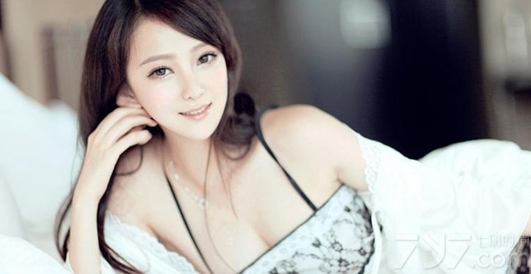 这组梦幻美女性感室内写真图片，用唯美梦幻的一面展示出一种性感诱人的视觉效果，穿着性感睡衣与不经意露出的白皙肌肤，令宅男们难以抵挡致命魅力，白皙丰满美胸更是诱人武器，分享娇柔美女性感写真图片，梦幻诱人释放致命妖娆。