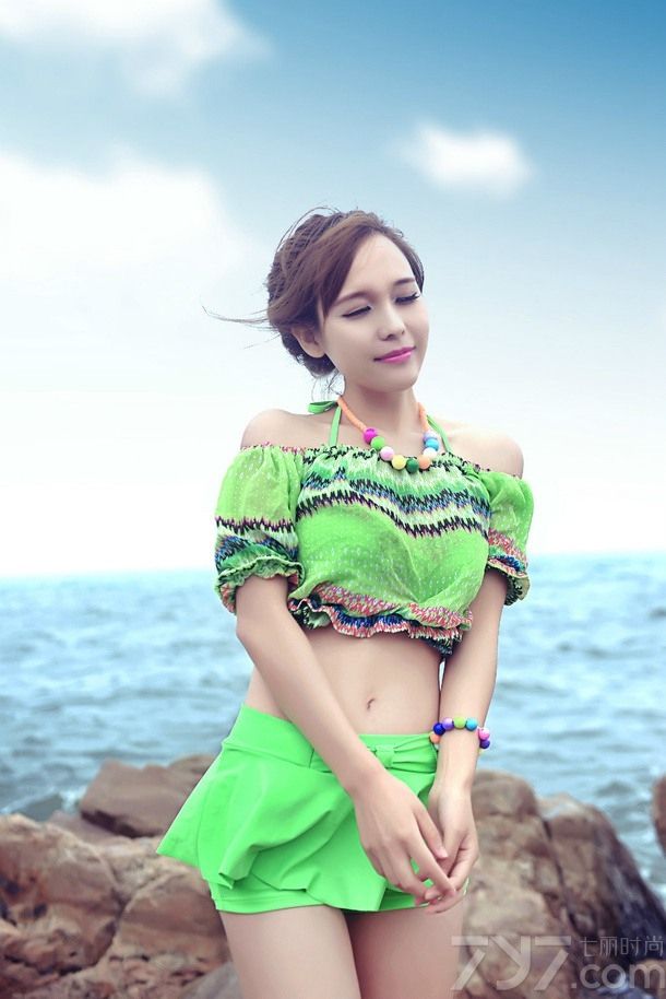 石小喵喵，全职模特。因为长相清纯甜美，同时又拥有性感的好身材而迅速走红。今天为大家分享她的一组海边泳装照，风格多变，时而甜美清新，时而性感火辣，让你大饱眼福，仿佛走进了比基尼美女的天堂。