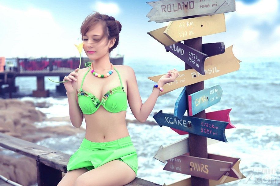 石小喵喵，全职模特。因为长相清纯甜美，同时又拥有性感的好身材而迅速走红。今天为大家分享她的一组海边泳装照，风格多变，时而甜美清新，时而性感火辣，让你大饱眼福，仿佛走进了比基尼美女的天堂。