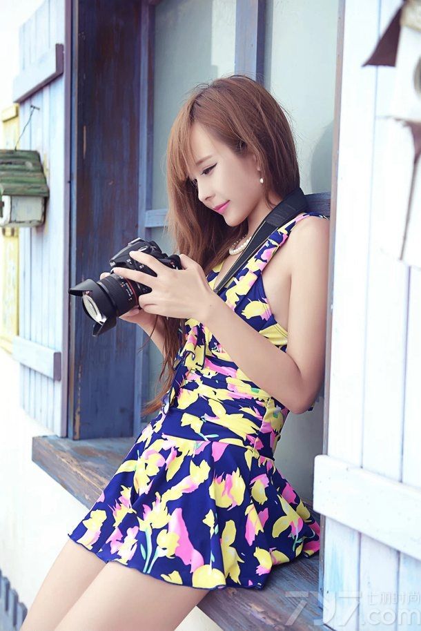 石小喵喵，全职模特。因为长相清纯甜美，同时又拥有性感的好身材而迅速走红。今天为大家分享她的一组海边泳装照，风格多变，时而甜美清新，时而性感火辣，让你大饱眼福，仿佛走进了比基尼美女的天堂。