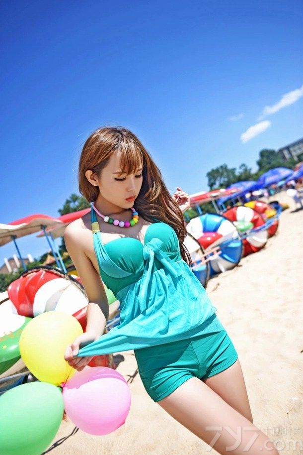 石小喵喵，全职模特。因为长相清纯甜美，同时又拥有性感的好身材而迅速走红。今天为大家分享她的一组海边泳装照，风格多变，时而甜美清新，时而性感火辣，让你大饱眼福，仿佛走进了比基尼美女的天堂。