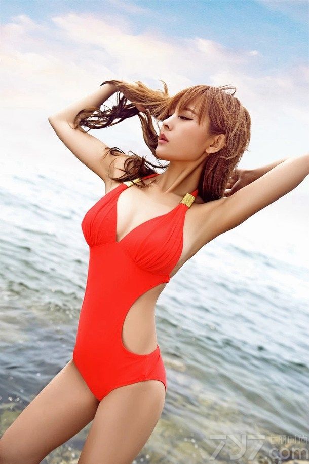 石小喵喵，全职模特。因为长相清纯甜美，同时又拥有性感的好身材而迅速走红。今天为大家分享她的一组海边泳装照，风格多变，时而甜美清新，时而性感火辣，让你大饱眼福，仿佛走进了比基尼美女的天堂。