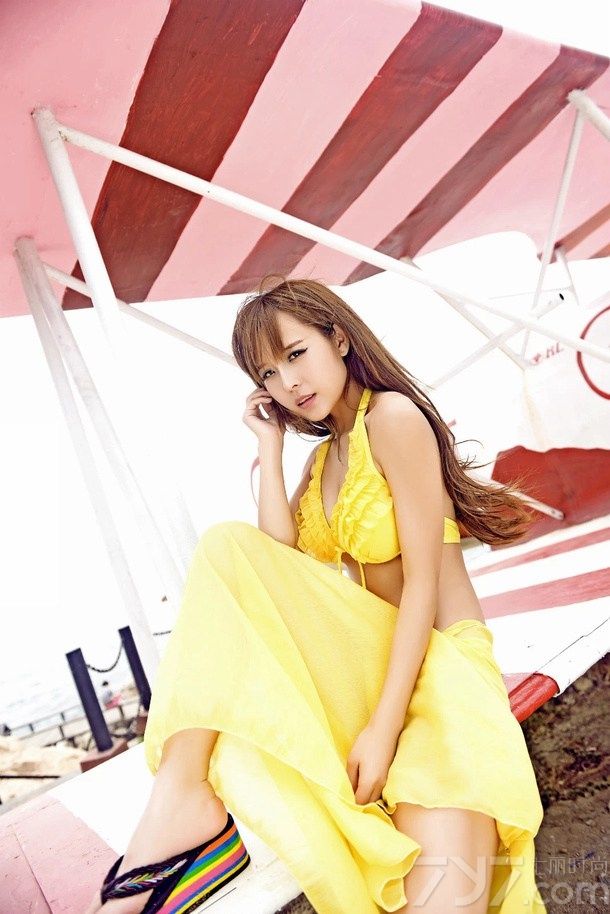 石小喵喵，全职模特。因为长相清纯甜美，同时又拥有性感的好身材而迅速走红。今天为大家分享她的一组海边泳装照，风格多变，时而甜美清新，时而性感火辣，让你大饱眼福，仿佛走进了比基尼美女的天堂。