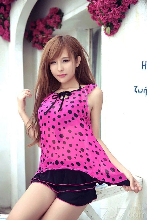 石小喵喵，全职模特。因为长相清纯甜美，同时又拥有性感的好身材而迅速走红。今天为大家分享她的一组海边泳装照，风格多变，时而甜美清新，时而性感火辣，让你大饱眼福，仿佛走进了比基尼美女的天堂。