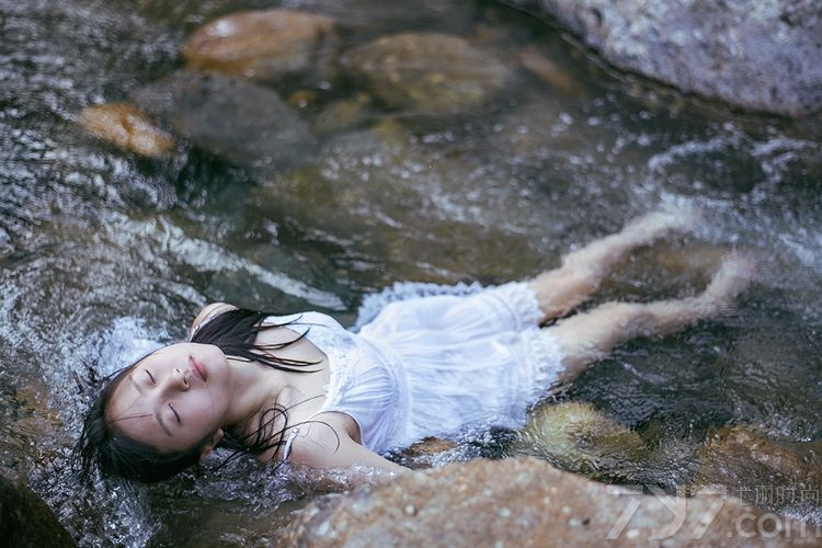 这组小清新美女性感湿身写真图片，户外小溪边湿身的画面吸引住眼球，特别是穿着白裙衬托出清纯的容颜，傲人的丰满曲线太令人诱惑，白皙肌肤与长腿太有致命魅力，分享一组小清新美女性感湿身写真图片，看完美白皙肌肤太诱惑致命。
