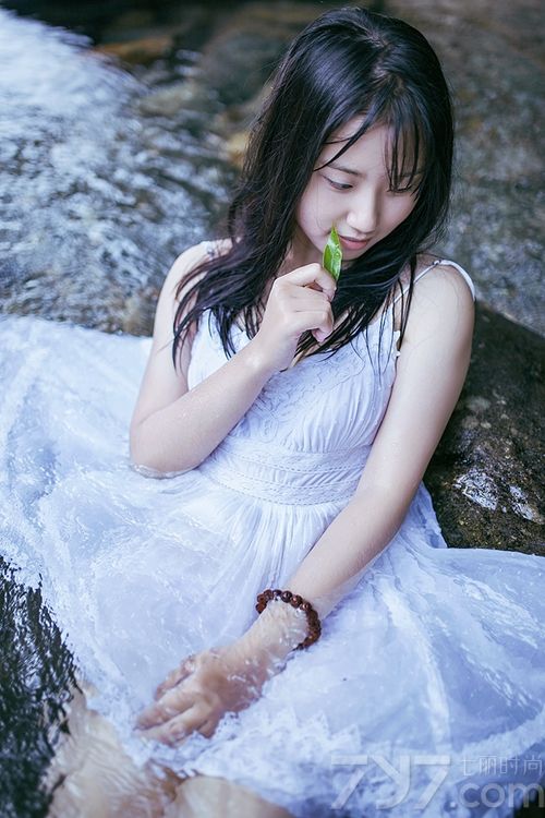 这组小清新美女性感湿身写真图片，户外小溪边湿身的画面吸引住眼球，特别是穿着白裙衬托出清纯的容颜，傲人的丰满曲线太令人诱惑，白皙肌肤与长腿太有致命魅力，分享一组小清新美女性感湿身写真图片，看完美白皙肌肤太诱惑致命。