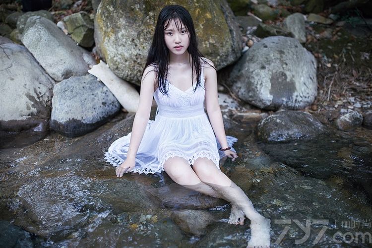 这组小清新美女性感湿身写真图片，户外小溪边湿身的画面吸引住眼球，特别是穿着白裙衬托出清纯的容颜，傲人的丰满曲线太令人诱惑，白皙肌肤与长腿太有致命魅力，分享一组小清新美女性感湿身写真图片，看完美白皙肌肤太诱惑致命。