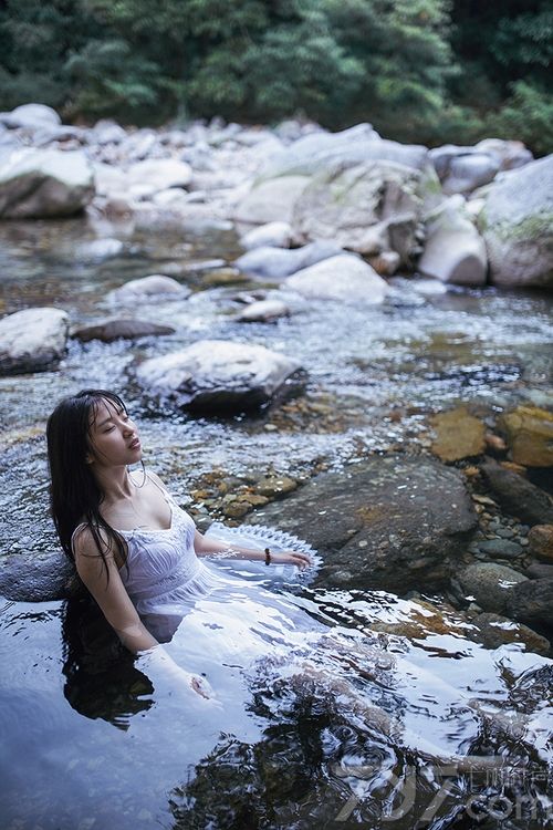 这组小清新美女性感湿身写真图片，户外小溪边湿身的画面吸引住眼球，特别是穿着白裙衬托出清纯的容颜，傲人的丰满曲线太令人诱惑，白皙肌肤与长腿太有致命魅力，分享一组小清新美女性感湿身写真图片，看完美白皙肌肤太诱惑致命。