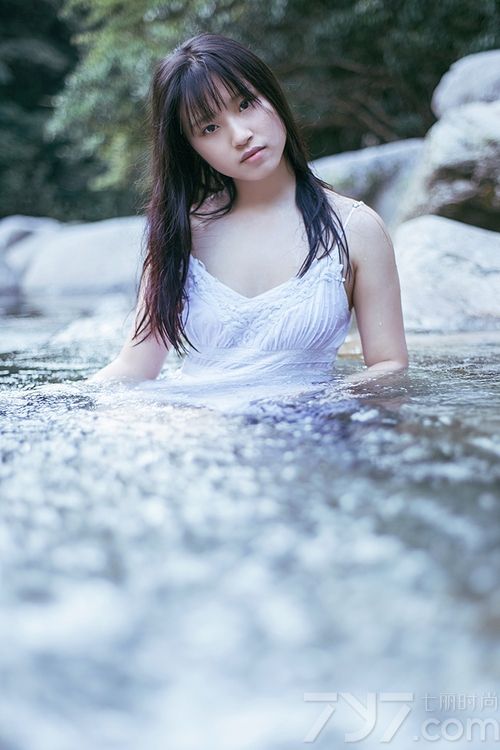 这组小清新美女性感湿身写真图片，户外小溪边湿身的画面吸引住眼球，特别是穿着白裙衬托出清纯的容颜，傲人的丰满曲线太令人诱惑，白皙肌肤与长腿太有致命魅力，分享一组小清新美女性感湿身写真图片，看完美白皙肌肤太诱惑致命。