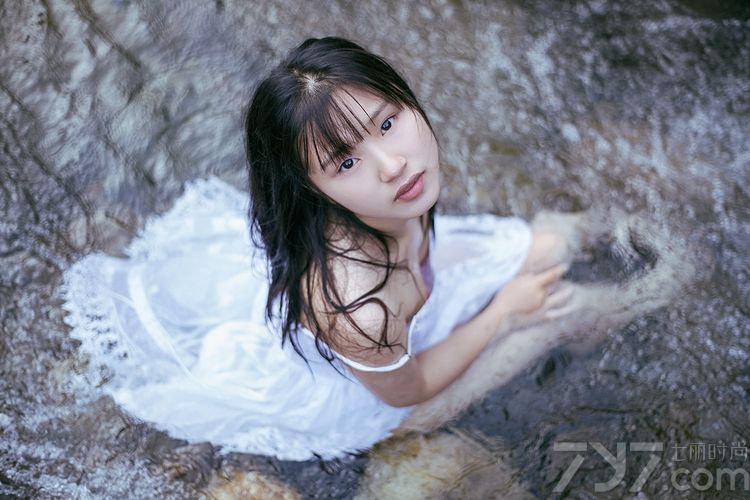 这组小清新美女性感湿身写真图片，户外小溪边湿身的画面吸引住眼球，特别是穿着白裙衬托出清纯的容颜，傲人的丰满曲线太令人诱惑，白皙肌肤与长腿太有致命魅力，分享一组小清新美女性感湿身写真图片，看完美白皙肌肤太诱惑致命。