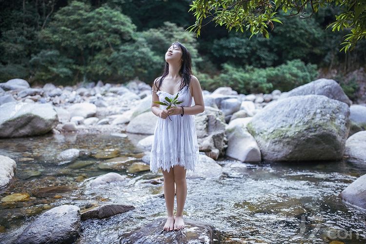 这组小清新美女性感湿身写真图片，户外小溪边湿身的画面吸引住眼球，特别是穿着白裙衬托出清纯的容颜，傲人的丰满曲线太令人诱惑，白皙肌肤与长腿太有致命魅力，分享一组小清新美女性感湿身写真图片，看完美白皙肌肤太诱惑致命。