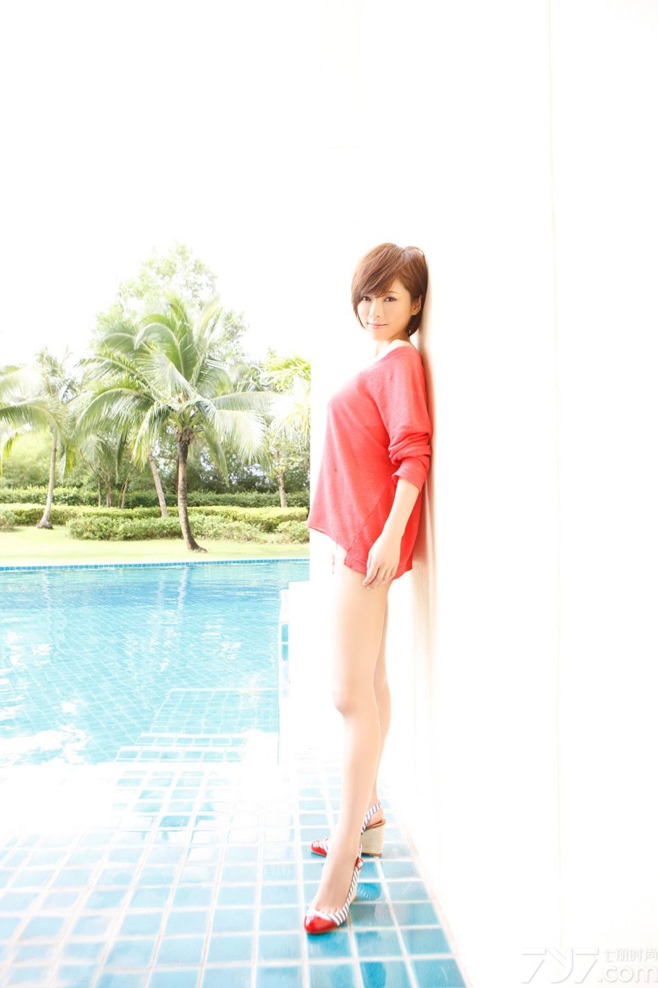 白皙的肌肤被阳光一照，显得更加迷人，泳池边沐浴阳光休闲又自在。波光粼粼的水面让周围洋溢着悠闲的氛围。无可挑剔的身材是多少MM梦寐以求，多少男性求之不得的梦想，下面一起来看看糖果系性感美女秀长腿图片，sexy嬉戏释放狂躁激情。