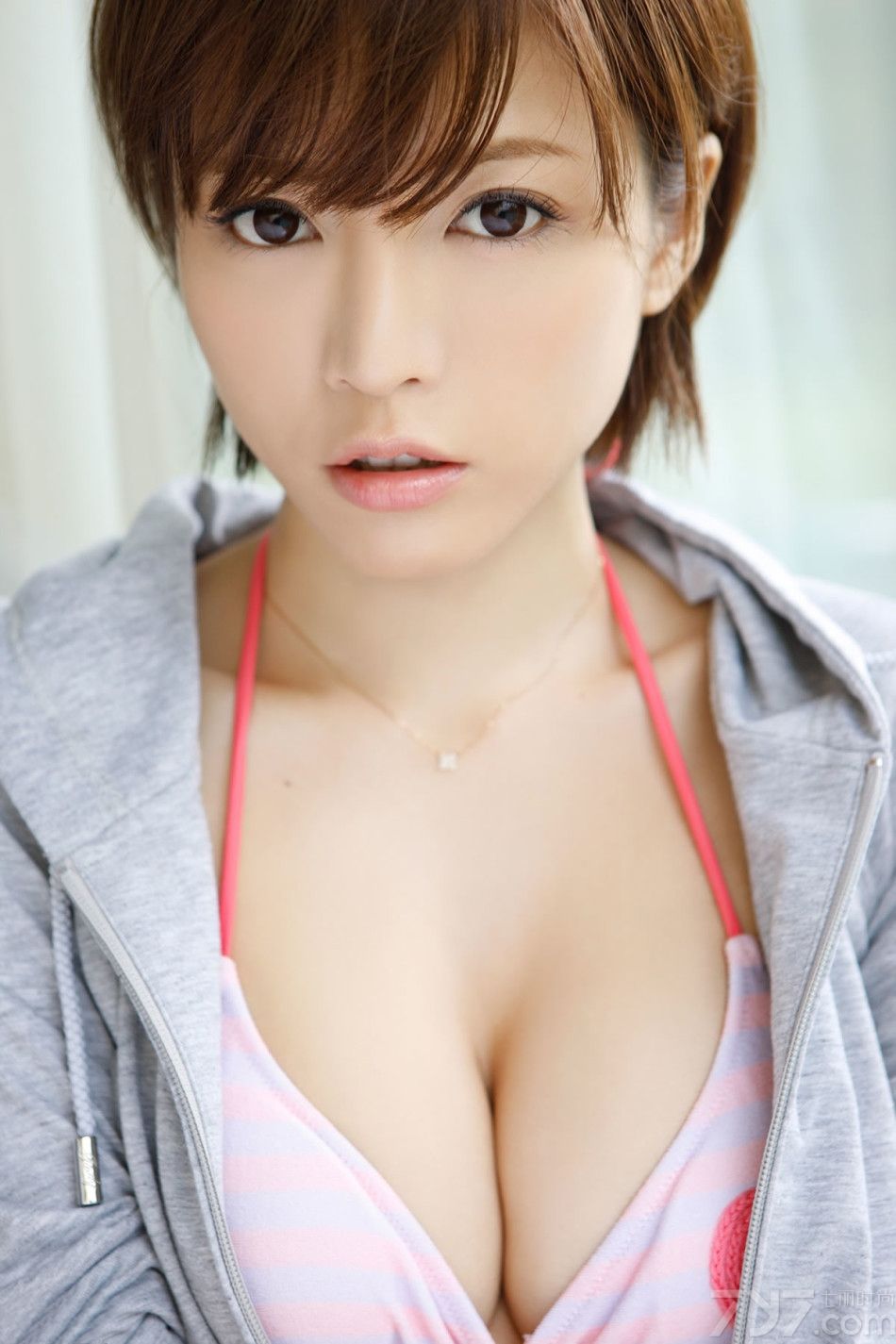 白皙的肌肤被阳光一照，显得更加迷人，泳池边沐浴阳光休闲又自在。波光粼粼的水面让周围洋溢着悠闲的氛围。无可挑剔的身材是多少MM梦寐以求，多少男性求之不得的梦想，下面一起来看看糖果系性感美女秀长腿图片，sexy嬉戏释放狂躁激情。