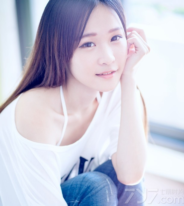 这组童颜美少女性感室内写真图片，清纯稚嫩的童言外貌在穿着性感背心后，展示出一种清纯与性感结合一起的完美诱惑，白皙肌肤以及不经意露出来的性感美胸更是吸引不少眼球，分享童颜美少女性感写真图片，看性感美少女的清纯稚嫩展示不一样性感。