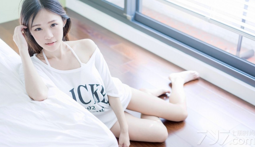 这组童颜美少女性感室内写真图片，清纯稚嫩的童言外貌在穿着性感背心后，展示出一种清纯与性感结合一起的完美诱惑，白皙肌肤以及不经意露出来的性感美胸更是吸引不少眼球，分享童颜美少女性感写真图片，看性感美少女的清纯稚嫩展示不一样性感。