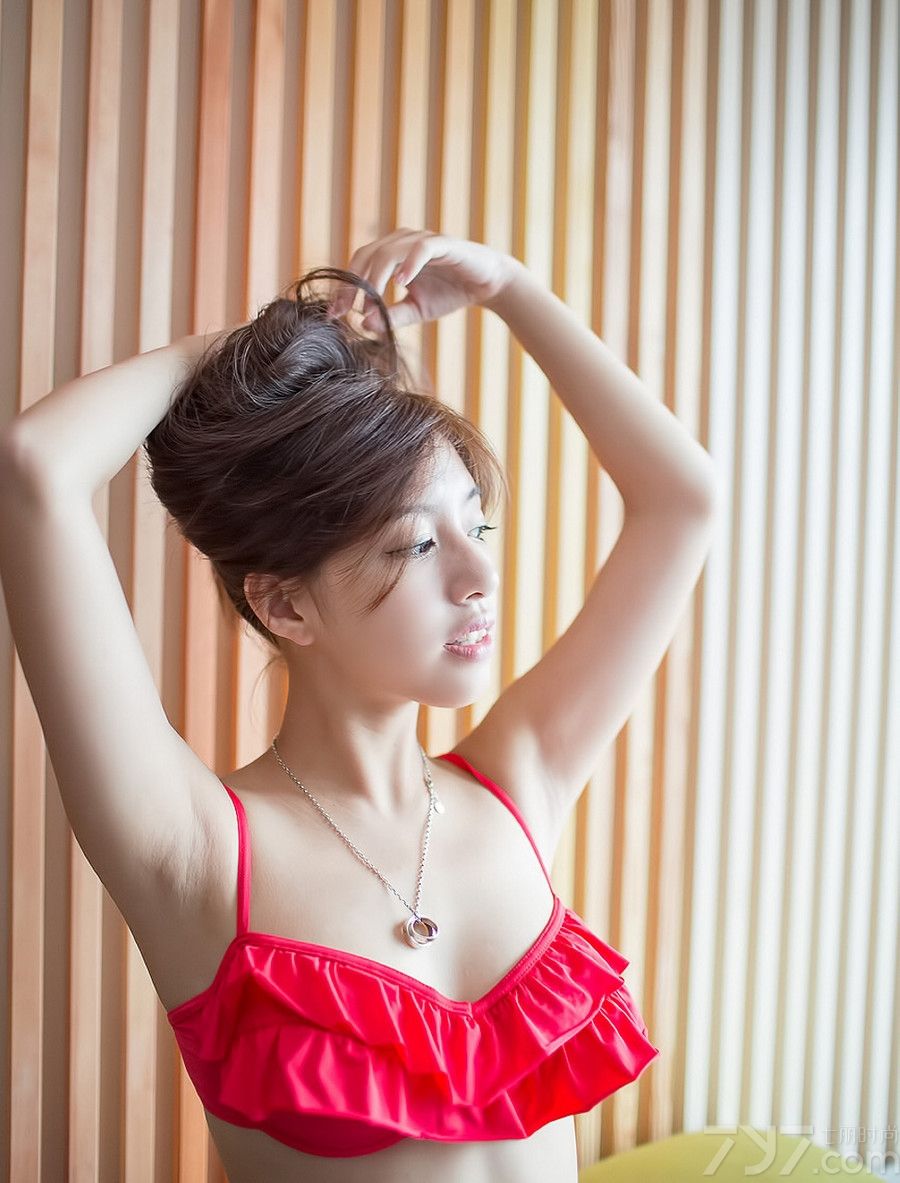 立秋之后，温暖的阳光最难能可贵，当清晨的阳光从窗口晒进房间时，将沉睡的的MM。换上泳装，想要进一步感受温暖感。笑颜如花的她十分勾人心弦，挑逗男人暗藏深处的寂寞感。下面一起来看看卖萌美少女性感私房图片，笑颜如花勾人心弦。