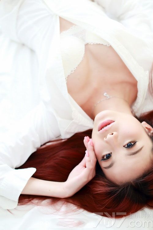 这组大胸美女性感白色内衣写真图片，本就完美的魔鬼身材，穿着性感的白色内衣比基尼后，展示出一种勾人心魂的诱惑气息，丰满美胸以及白皙肌肤都是诱人的焦点，性感长腿更让人无法转移视线，分享大胸美女性感内衣写真图片，丰满美胸的诱惑最勾人心魂。