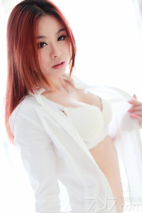 这组大胸美女性感白色内衣写真图片，本就完美的魔鬼身材，穿着性感的白色内衣比基尼后，展示出一种勾人心魂的诱惑气息，丰满美胸以及白皙肌肤都是诱人的焦点，性感长腿更让人无法转移视线，分享大胸美女性感内衣写真图片，丰满美胸的诱惑最勾人心魂。