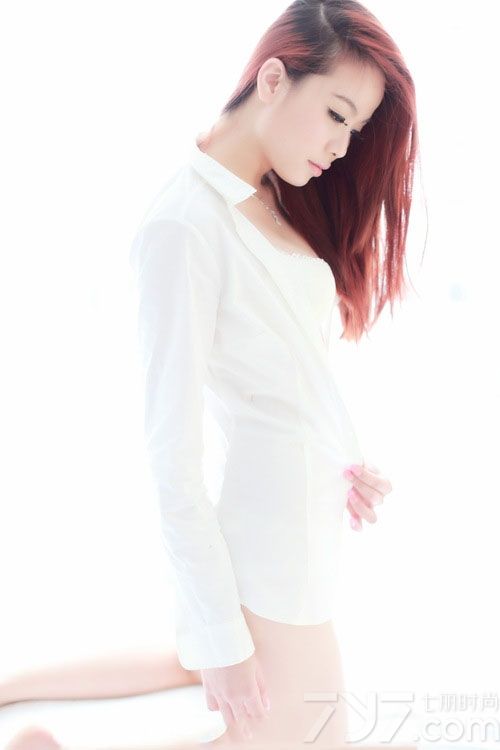 这组大胸美女性感白色内衣写真图片，本就完美的魔鬼身材，穿着性感的白色内衣比基尼后，展示出一种勾人心魂的诱惑气息，丰满美胸以及白皙肌肤都是诱人的焦点，性感长腿更让人无法转移视线，分享大胸美女性感内衣写真图片，丰满美胸的诱惑最勾人心魂。