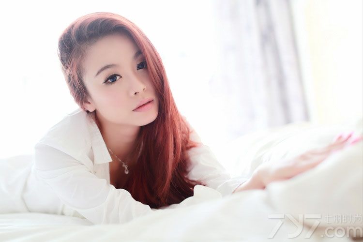 这组大胸美女性感白色内衣写真图片，本就完美的魔鬼身材，穿着性感的白色内衣比基尼后，展示出一种勾人心魂的诱惑气息，丰满美胸以及白皙肌肤都是诱人的焦点，性感长腿更让人无法转移视线，分享大胸美女性感内衣写真图片，丰满美胸的诱惑最勾人心魂。