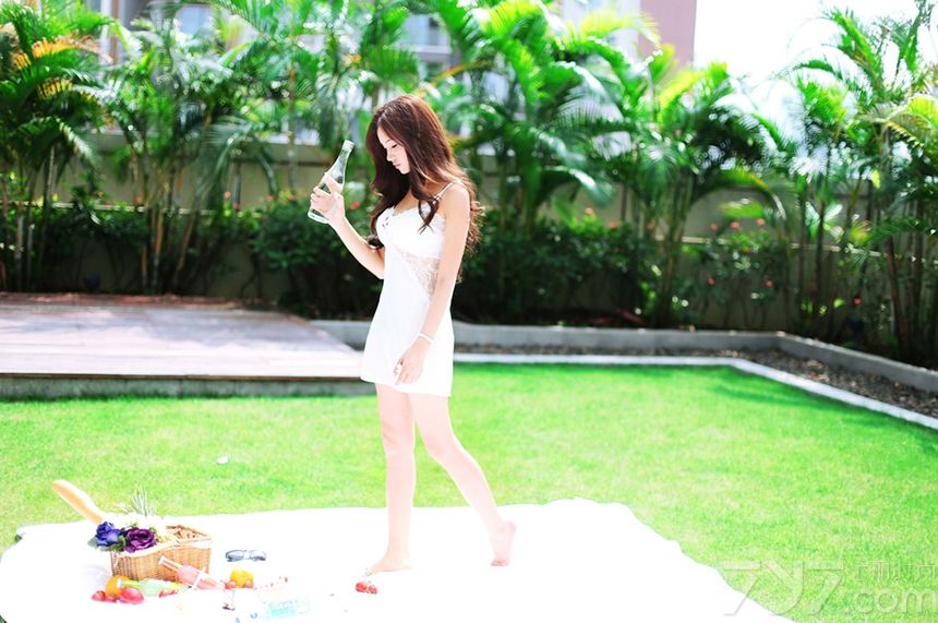 这组性感嫩模室外写真图片，在阳光的照射下，性感嫩模的诱人魅力让人更为痴迷，白皙肌肤以及穿着性感睡衣，展示深V美胸的诱惑，性感长腿更令人难以转移视线，在阳光下显得尤为致命，分享性感嫩模室外写真图片，穿性感睡衣尽显深V美胸诱惑。