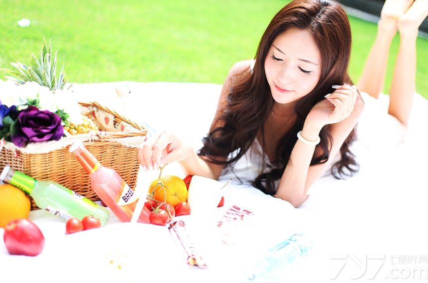 这组性感嫩模室外写真图片，在阳光的照射下，性感嫩模的诱人魅力让人更为痴迷，白皙肌肤以及穿着性感睡衣，展示深V美胸的诱惑，性感长腿更令人难以转移视线，在阳光下显得尤为致命，分享性感嫩模室外写真图片，穿性感睡衣尽显深V美胸诱惑。